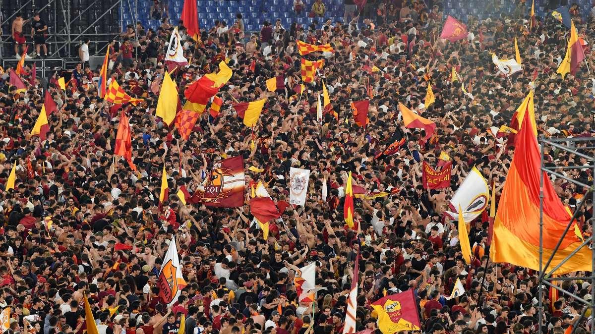 Roma, i festeggiamenti finiscono in Procura: aperta un'indagine, club deferito