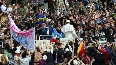 FOTO - Spunta la maglia di Zanetti in piazza S. Pietro