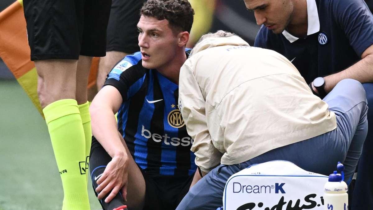 Sky - Verso Barcellona-Inter, problema alla caviglia per Pavard: esami nelle prossime ore