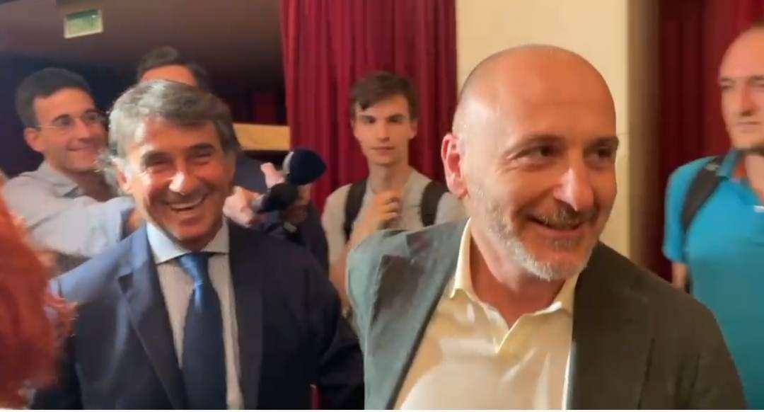 Siparietto tra Ausilio e Carnevali, il ds dell'Inter scherza: "Abbraccio per Frattesi? È un po' caro"