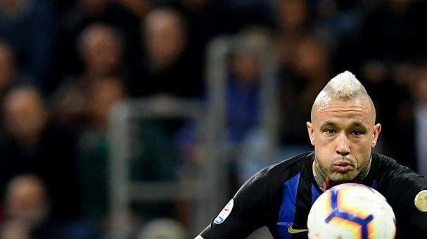 Corsera - Nainggolan vorrebbe restare, ma l'Inter è intransigente. Per Rafael Leao spunta il Milan