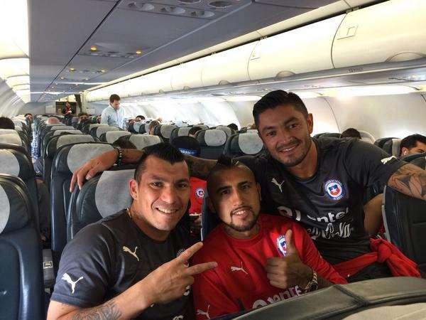 FOTO - Medel in volo verso il Cile, insieme a lui...