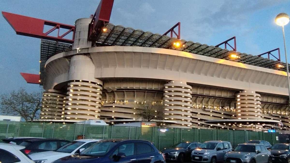 Protesta per il nuovo San Siro: cittadini e comitati bloccano il cantiere al Parco dei Capitani