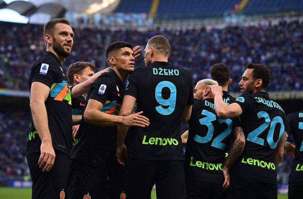 L'Inter si è ritrovata: Verona battuto 2-0, Barella e Dzeko riportano i nerazzurri alla pari col Napoli
