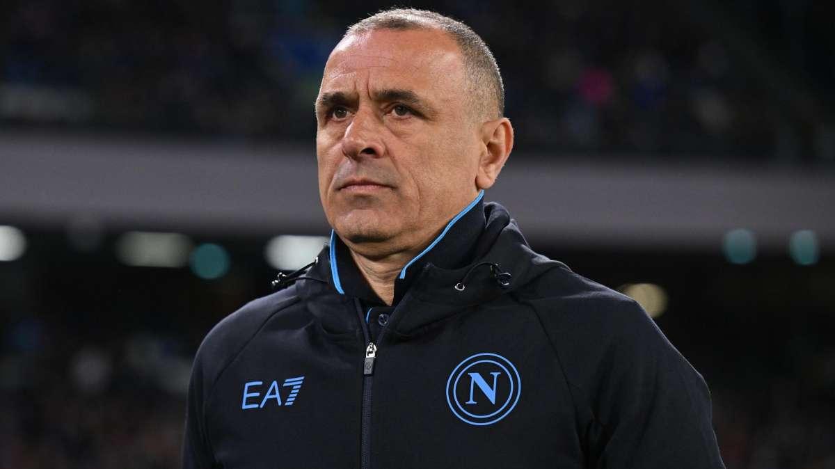 Napoli, Calzona: "Juan Jesus? L'ho ritrovato bene". Azzurri in ginocchio come nella campagna 'Black Lives Matter'