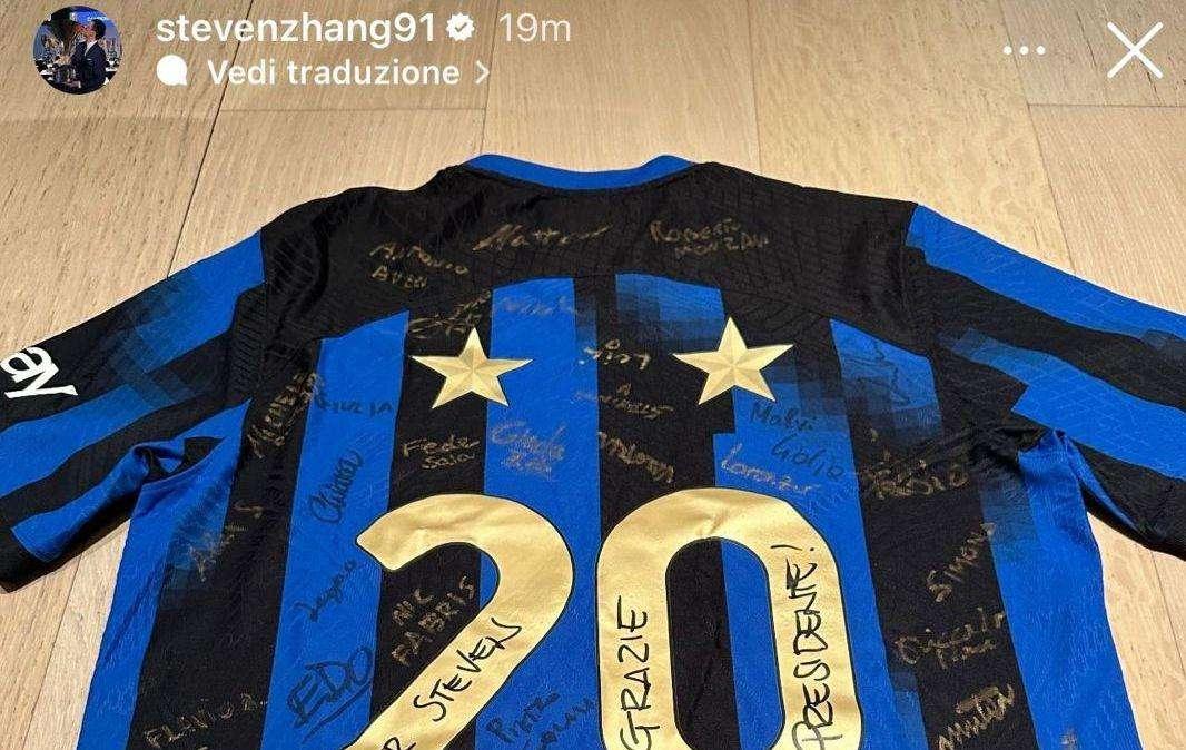 Maglia celebrativa dell'Inter da parte degli ex dipendenti per Zhang, lui replica emozionato: "Il mio cuore rimane lì"