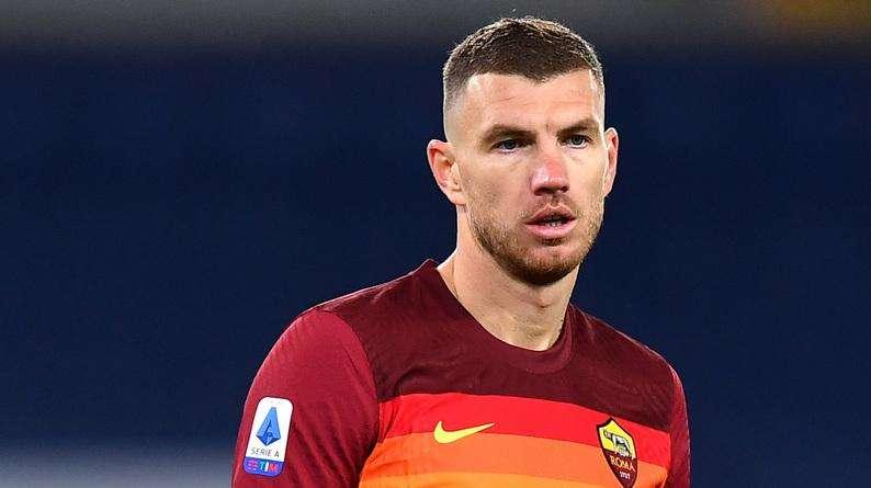 Dzeko-Inter sfuma ancora, lo striscione dei tifosi della Roma: "Ora con Fonseca combattete uniti per la maglia"