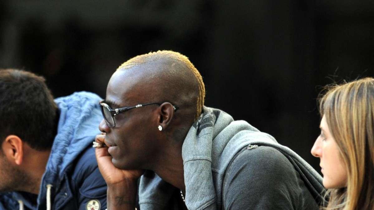 "Balotelli, se Moratti ti richiamasse?". E lui ride!
