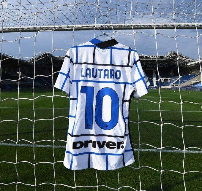 Tutto pronto a Bergamo, Inter in campo con la nuova maglia away 