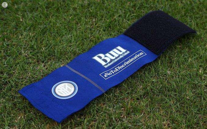 FOTO - Inter al San Paolo, riscaldamento con fascia speciale contro ogni discriminazione
