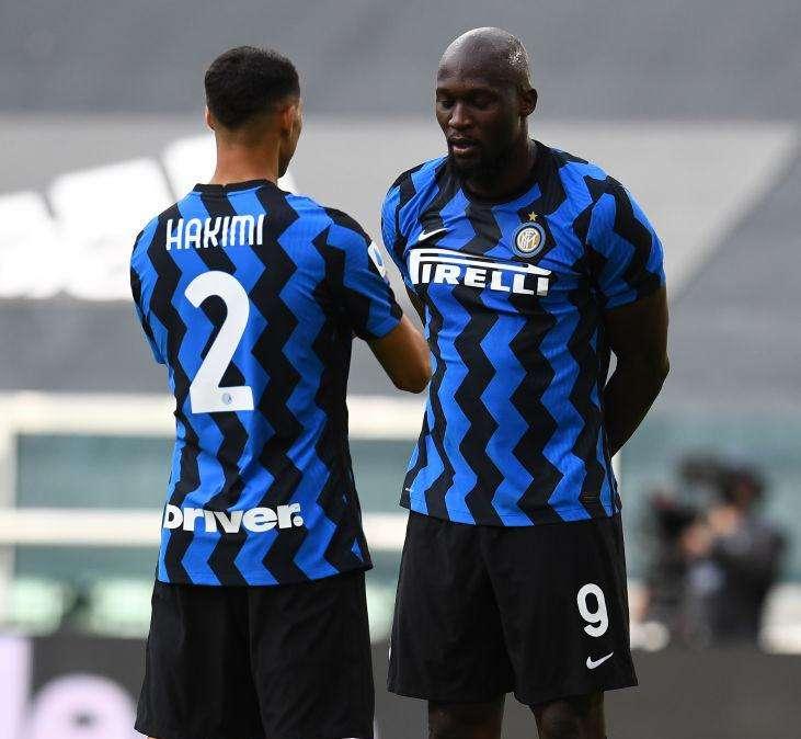 FOTO - Lukaku segna, Hakimi lo 'arresta': esultanza ironica dopo il gol del belga