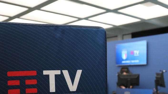 Calcio in tv, con la partnership Tim-Dazn in futuro potrebbe bastare un solo abbonamento