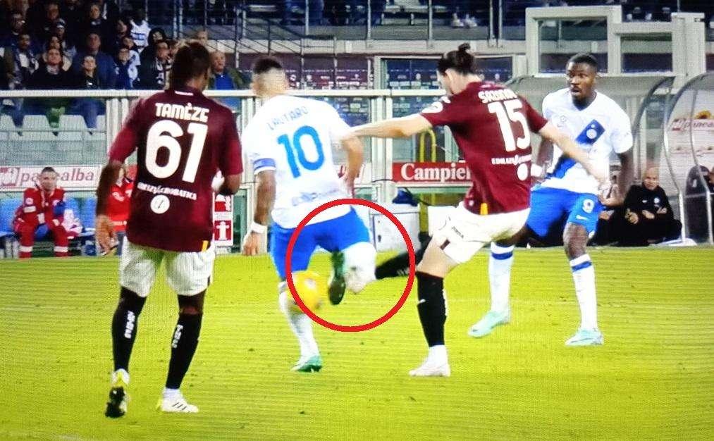Moviola GdS - No rigore su Lautaro e Dumfries. Giallo a Barella? Chissà il labiale...