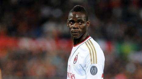 Balo, tweet di notte: "Divido in due l'Italia! All'estero..."