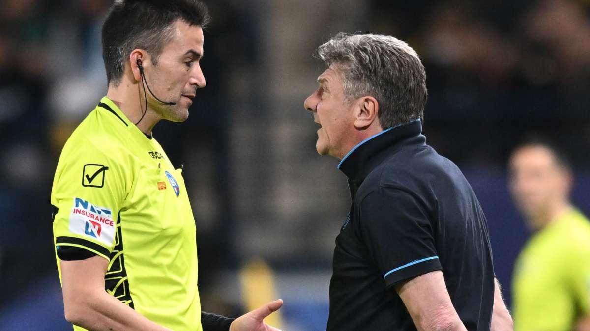 Napoli-Inter, la moviola - Giusto il doppio giallo a Simeone, ma non convince il cambio di metro di Rapuano