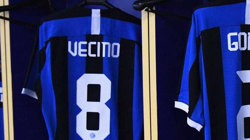 FOTO - Spogliatoio pronto: ecco la prima maglia nerazzurra di Godin