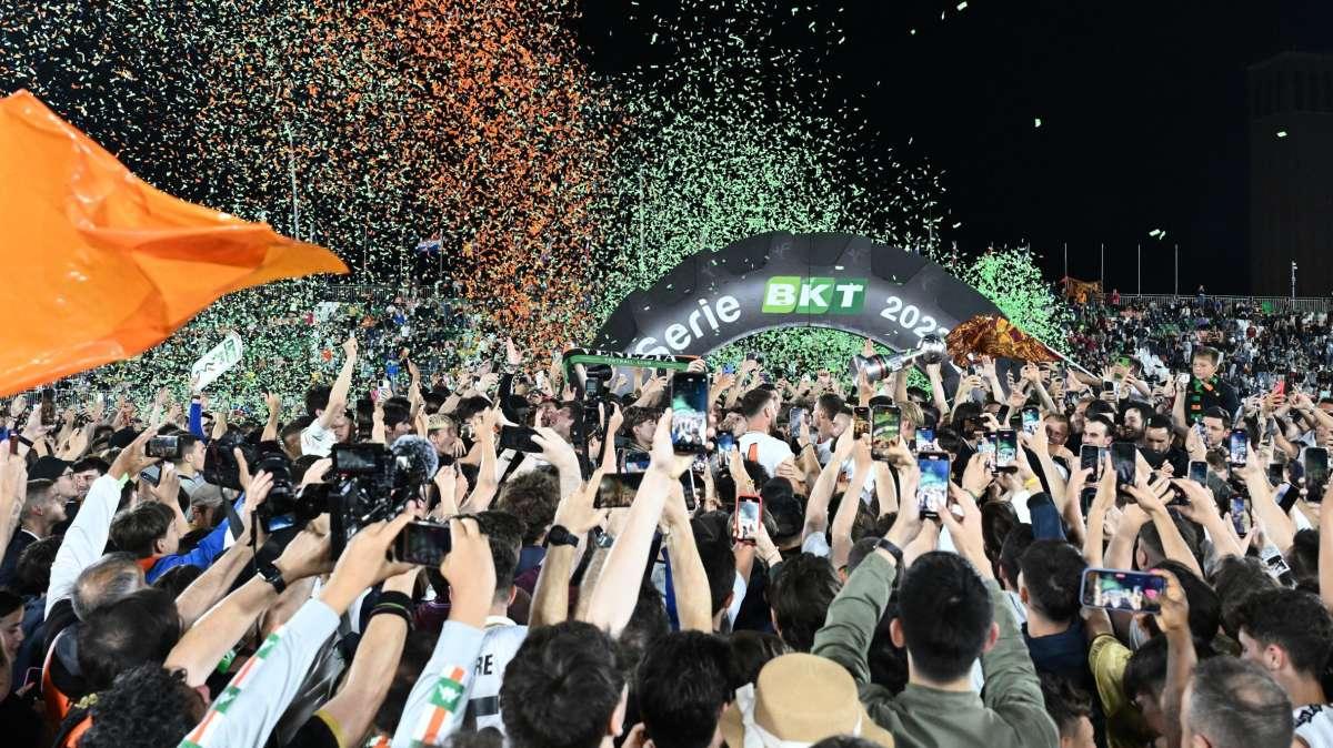 Il Venezia fa festa: è di nuovo in Serie A. Frosinone vicino al traguardo 