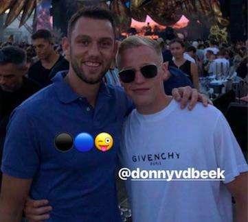 Due pallini nerazzurri e una faccia che ride: De Vrij saluta Van de Beek
