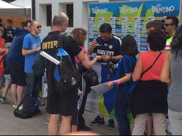 FOTO - WM firma autografi, il feeling cresce con i tifosi