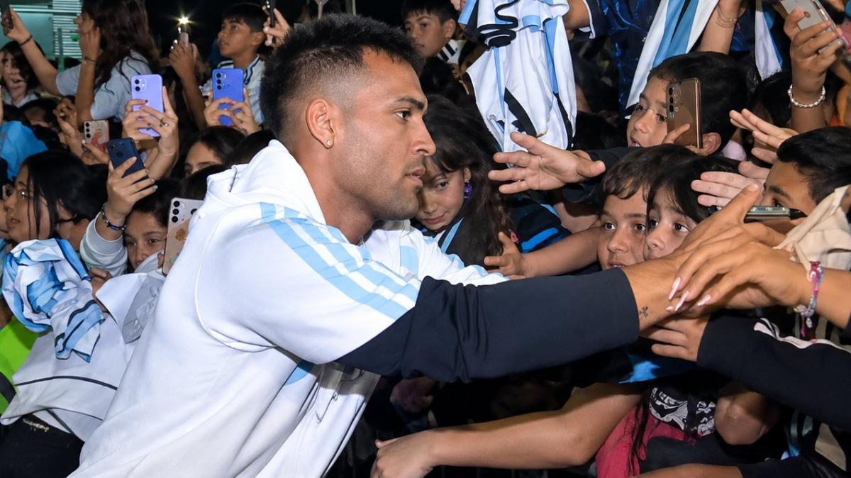 Argentina, che entusiasmo a Cordoba! Lautaro va incontro alla sua gente
