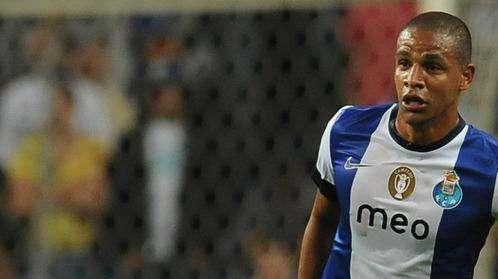 Napoli, offerta a Fernando. L'Inter ora si allontana