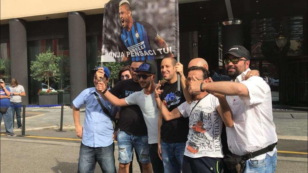 VIDEO - Febbre Nainggolan, tifosi già al Melià per accoglierlo