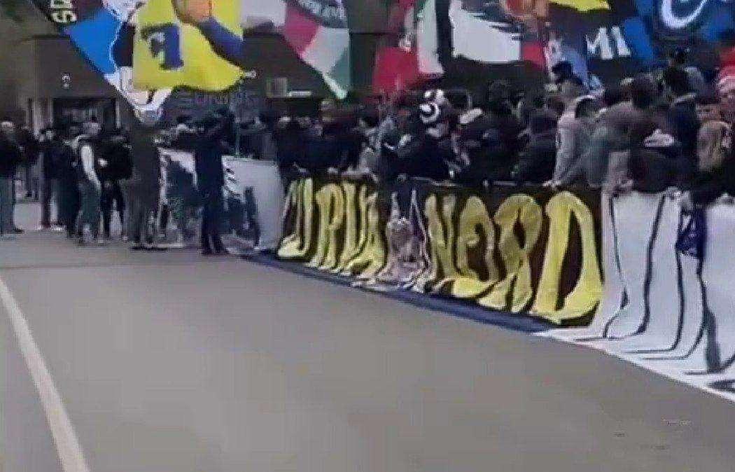 Juve-Inter, la Curva Nord carica la squadra prima della partenza: cori e striscioni ad Appiano