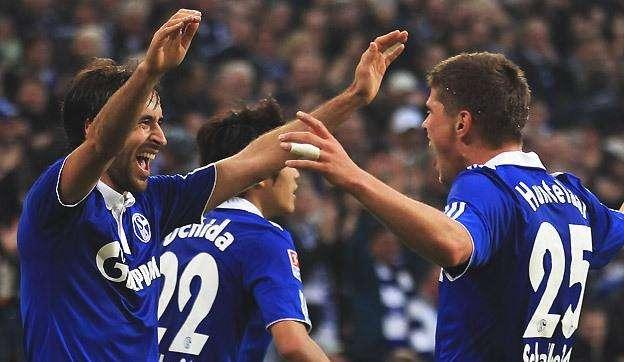 Raul (a sinistra) &egrave; a quota 70 gol in Champions League