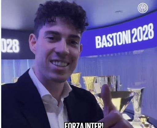 Bastoni, messaggio ai tifosi: "Pronto a continuare questa avventura insieme. Forza Inter". 