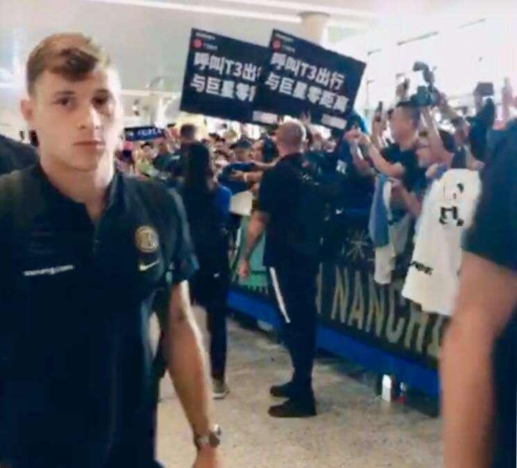 FOTOGALLERY - L'Inter è arrivata a Nanchino: tanti tifosi all'aeroporto 