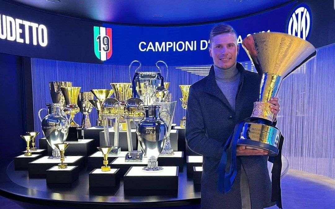 Il ciclista azzurro Masnada visita la sede dell'Inter: "Qui la storia del calcio"