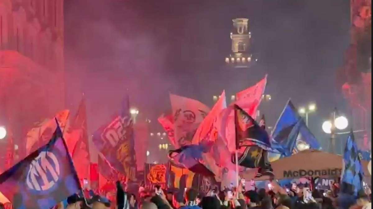 VIDEO - L'Inter è campione d'Italia, Milano esplode: le immagini del corteo 
