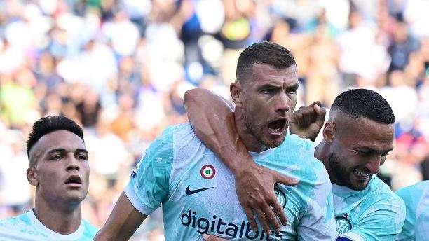 Sassuolo-Inter - Dzeko si sdoppia: 101 gol in A e tre punti. Inzaghi pareggia con la 'regola del giallo'