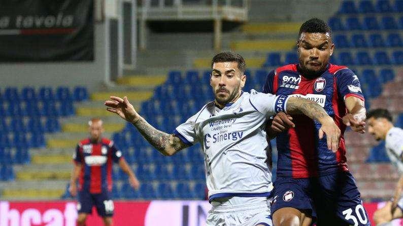 Il Verona non passa allo Scida: 2-1 Crotone firmato da Ounas e Messias 