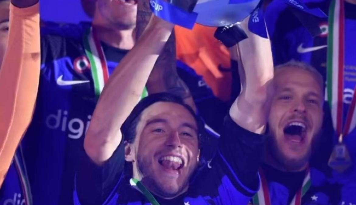 "Uno, due, tre... alza": Darmian festeggia la Supercoppa sulle note di Elodie