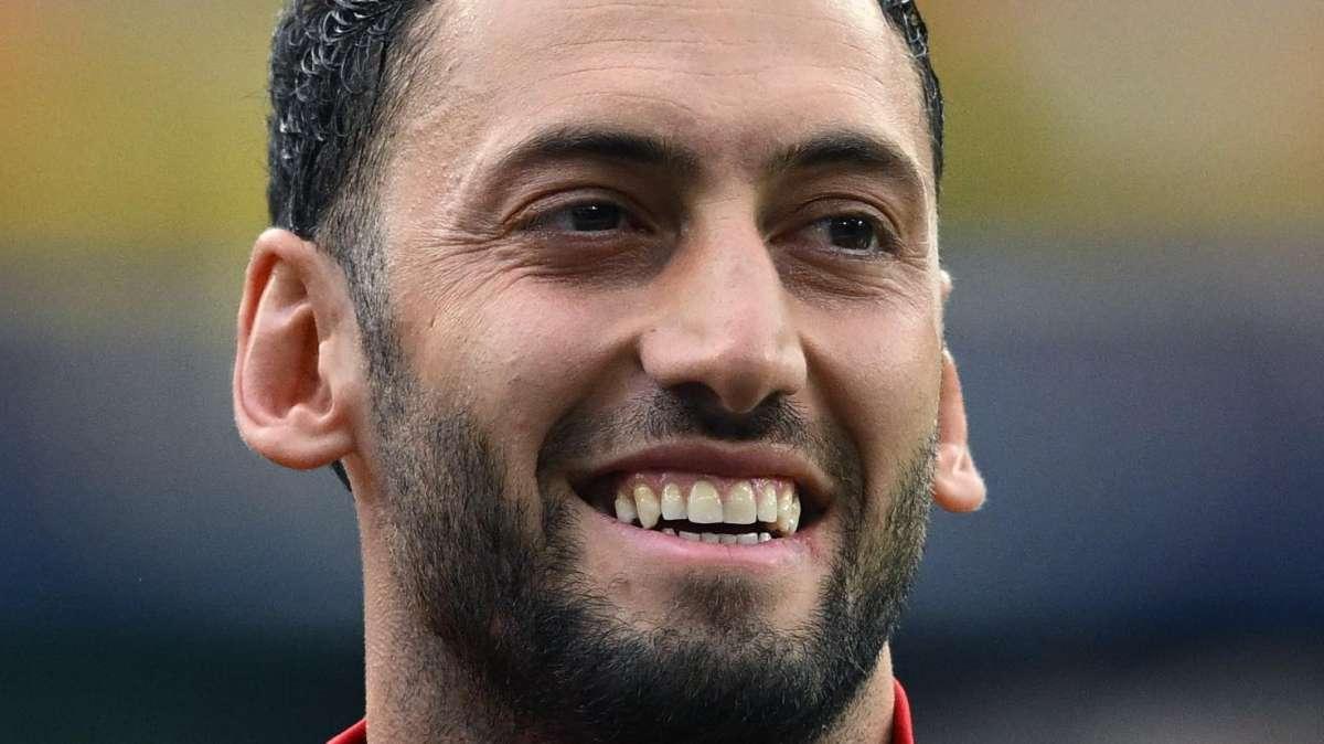 Turchia, clima disteso in ritiro: Calhanoglu subisce un tunnel durante il torello, ecco la reazione dei compagni