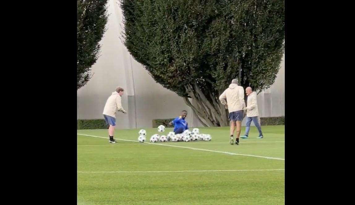 VIDEO - City-Inter, allenamento della vigilia ad Appiano: Thuram apre la seduta alla sua maniera