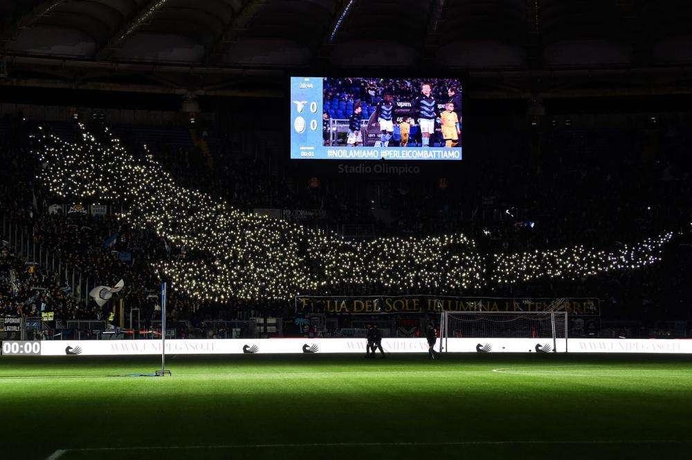 Coreografia con Re Cecconi e Facchetti, la Curva Nord laziale celebra il gemellaggio con quella interista