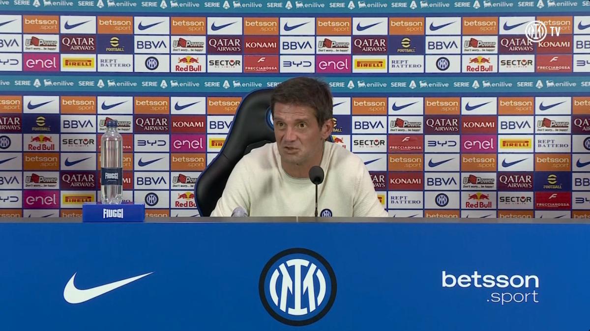Chivu in conferenza: "Martinez non sarà mai un problema, lo difenderò fino alla morte"