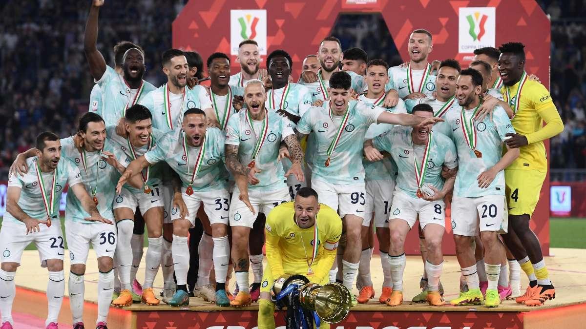 Dopo il derby, l'Inter torna a "colorare la città di nerazzurro". Back to back invade Milano