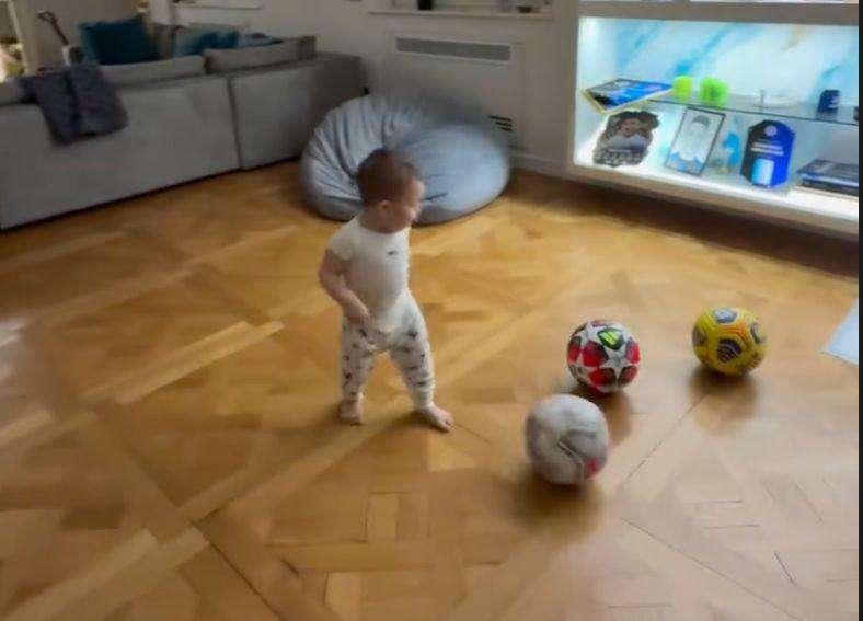È figlio d’arte, si chiama Theo ma non è del Milan: l'allenamento di Lautaro jr. sotto gli occhi di papà 