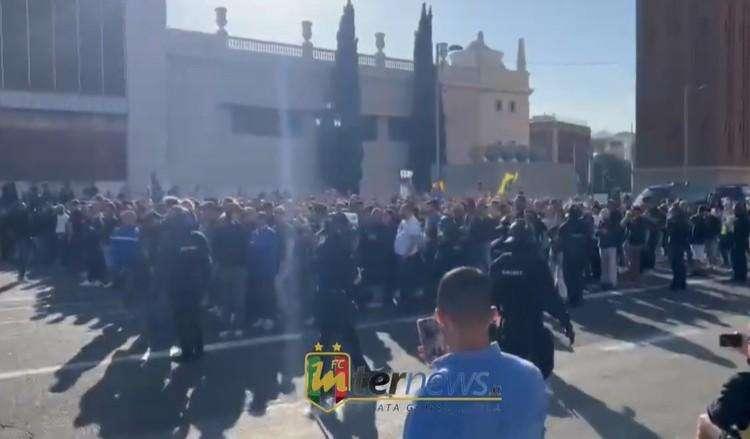 VIDEO - Si scalda l'atmosfera a Barcellona, il corteo della curva nerazzurra è arrivato allo stadio
