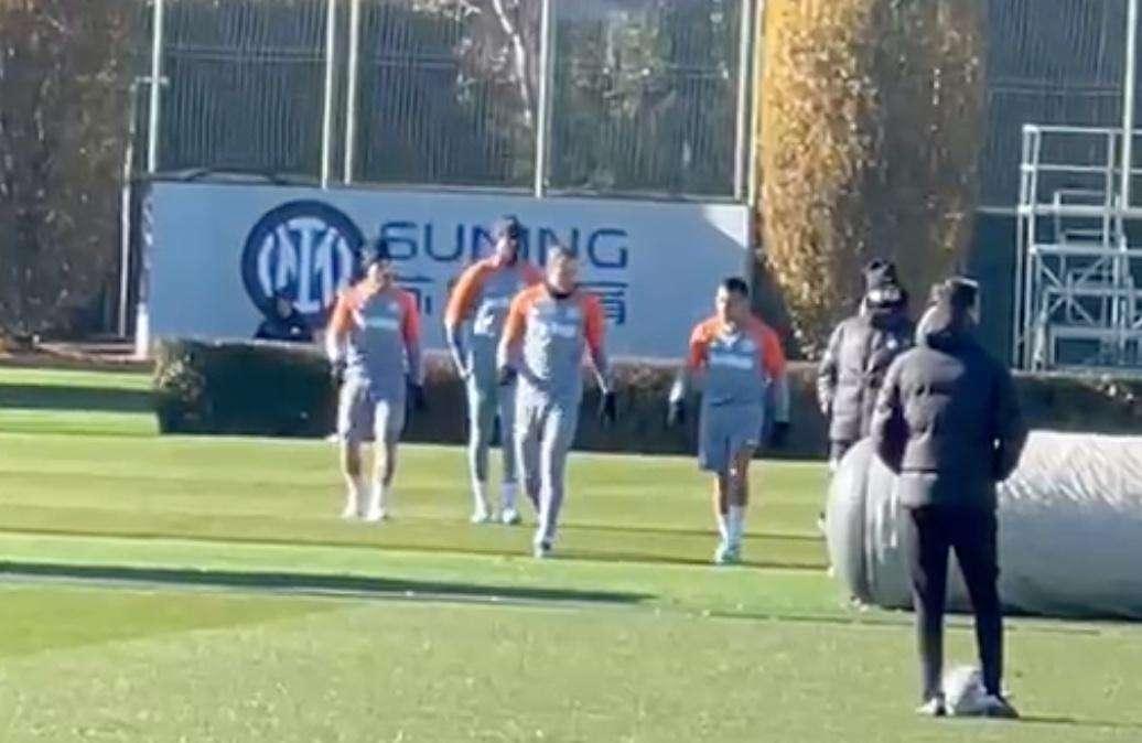 Verso Benfica-Inter, Dumfries affaticato: non parte per Lisbona. Sanchez in gruppo 