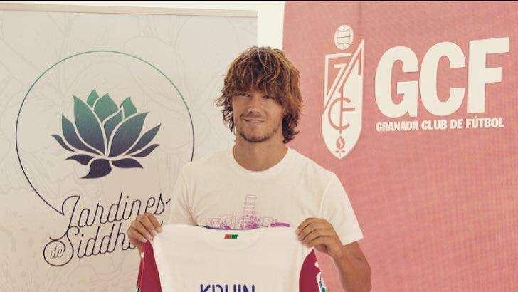 FOTO - Krhin in posa con la nuova maglia del Granada