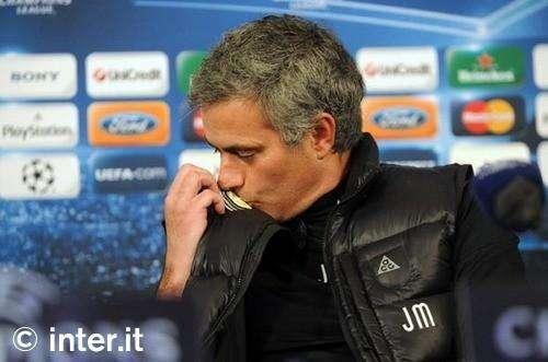 Mou tra Julio Cesar, arbitri, rischi e... bacio allo stemma dell'Inter!