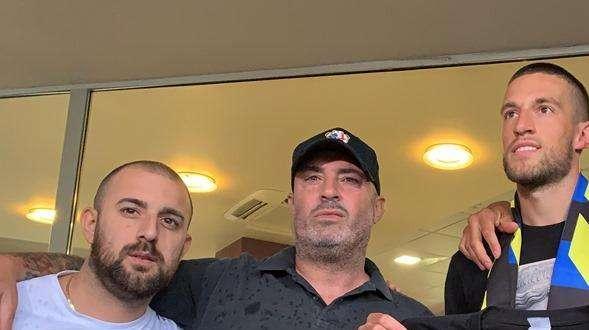 FOTO E VIDEO - Biraghi fuori dal Coni: tanti sorrisi e abbracci coi tifosi