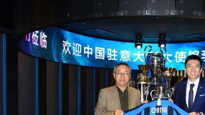 L'ambasciatore cinese Li Junhua visita la sede Inter. Per lui una maglia speciale