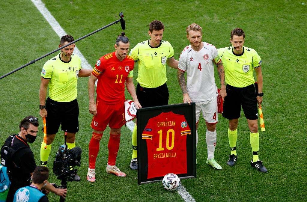 Galles-Danimarca, doppio omaggio per Eriksen: maglia gigante nel prepartita e la 10 gallese consegnata da Bale