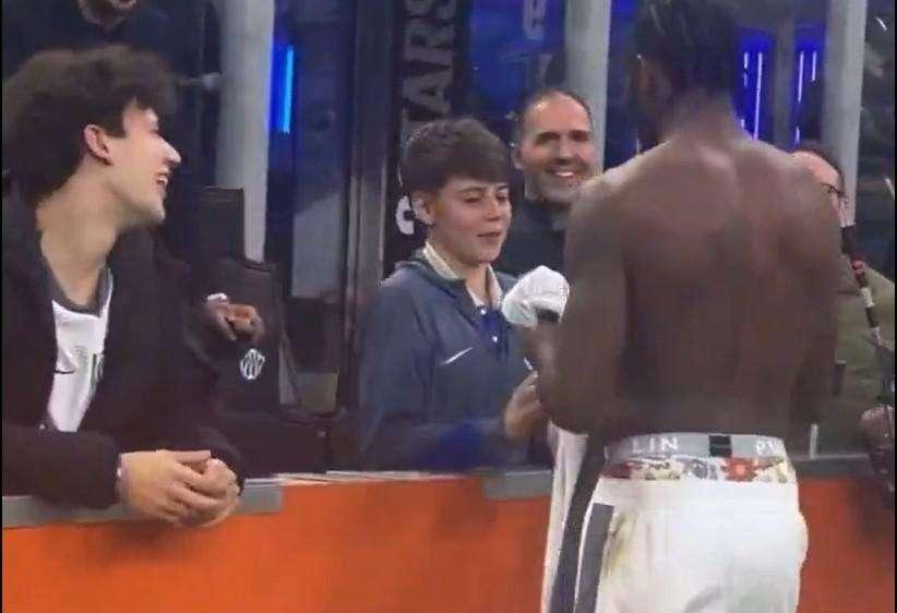VIDEO - Thuram, un regalo e un passaggio di consegne? Il francese dona la maglia al figlio di Inzaghi