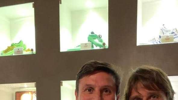 FOTO - Antonio Conte sorride insieme a Javier Zanetti al ristorante Botinero